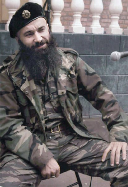 Una imagen de archivo del jefe militar de la guerrilla separatista chechena Shamil Basáyev en Grozny, Rusia.