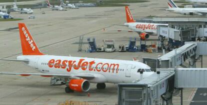 Aviones de easyJet en el aeropuerto de Orly de París.