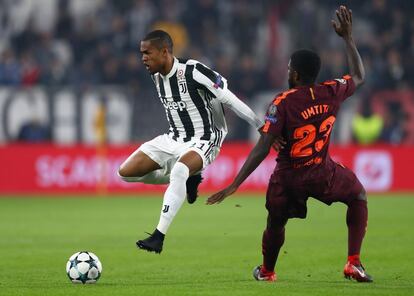 Douglas Costa (izquierda) del Juventus ante Samuel Umtiti del Barcelona.