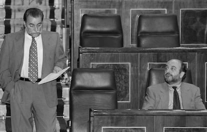 Julio Anguita, en el Congreso de los Diputados, en 1997, junto a Joaquín Almunia.