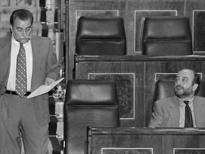 Julio Anguita, en el Congreso de los Diputados, en 1997, junto a Joaquín Almunia.