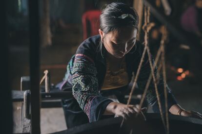 Una de las tejedoras artesanas de Sa Pa (Vietnam).
