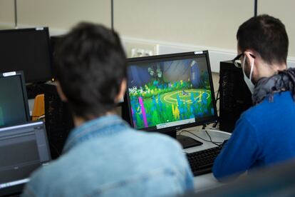 Los estudiantes del grado en Videojuegos durante las clases en la universidad Jaume I de Castellón.