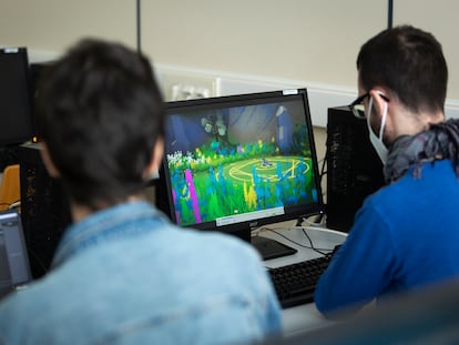 Los estudiantes del grado en Videojuegos durante las clases en la universidad Jaume I de Castellón.