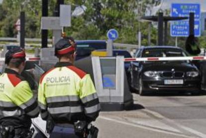 Dos mossos d'Esquadra vigilan el peaje Figueres sur de la AP-7. EFE/Archivo