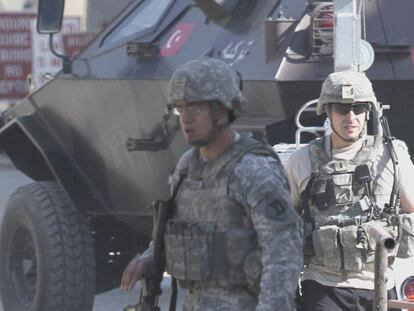 Soldados estadounidenses junto al cadáver de un insurgente en una base militar de Kabul.