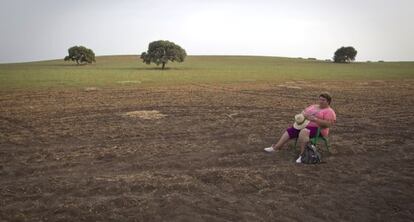 Una jornalera, en la finca Las Turquillas de Écija, perteneciente al Estado y donde IU reclama la cesión de tierras para paliar el paro.