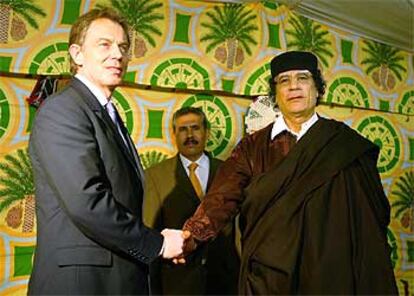 Blair y Gaddafi, durante el encuentro histórico celebrado a las afueras de Trípoli.