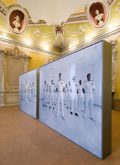 Sala del Castello di Rivoli con obras de Vanessa Beecroft.