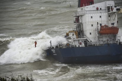 Un miembro de la tripulación de un barco de carga que encalló en Sile (la costa turca del Mar Negro) es rescatado por medio de un sistema de cables.