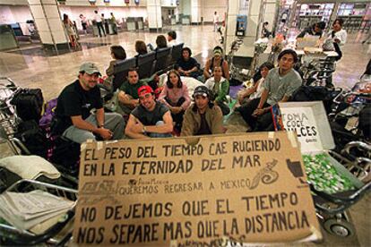 Algunos de los pasajeros mexicanos  que viven desde hace semanas en el aeropuerto de Barajas en espera de un vuelo a su país.
