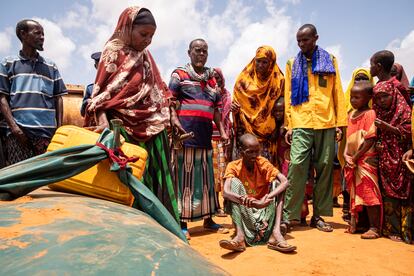 Abdi Samad se sienta cerca del punto de agua del asentamiento de desplazados internos de Luglow. Sufre de desnutrición grave.