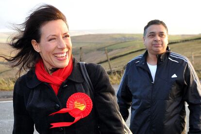 La ganadora del escaño de Oldham East, la laborista Debbie Abrahams, con su marido.