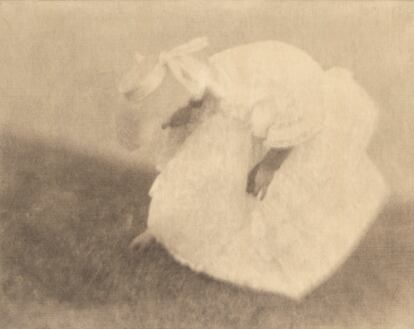  Heinrich Kühn, 'Edeltrude en blanco', c. 1907. Planotipo, 24,5 x 30 cm. Colección Dietmar Siegert.