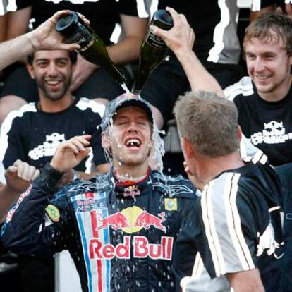 Vettel celebra la victoria en Suzuka.