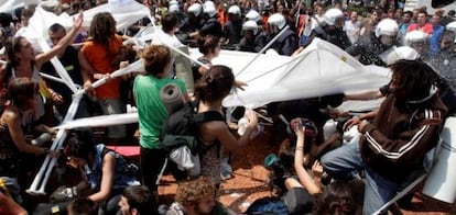 Un momento del desalojo de la Plaza de Cataluña