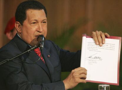 Hugo Chávez muestra a las cámaras la carta que le ha enviado Fidel Castro.