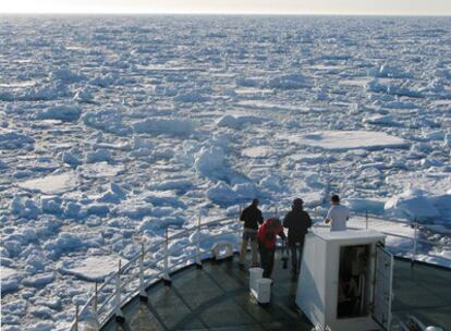 El 'Jan Mayen', navegando entre el hielo