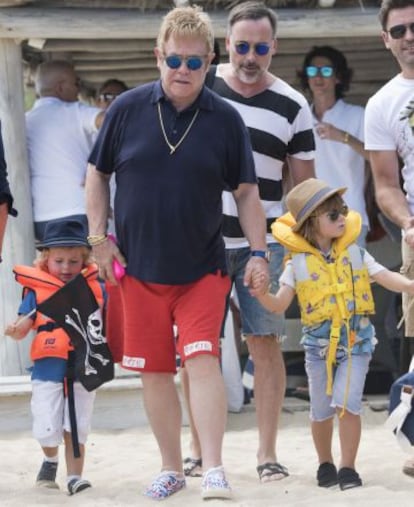 Elton John junto a David Furnish y sus dos hijos en la Riviera francesa.