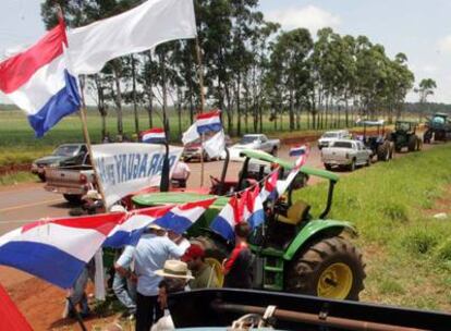 Decenas de tractores han salido a las carreteras de paraguay para protestar en contra de la invasión de fincas