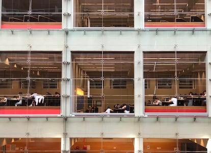 Alumnos se examinan de las PAU en la UPF de Barcelona.