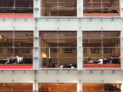 Alumnos se examinan de las PAU en la UPF de Barcelona.