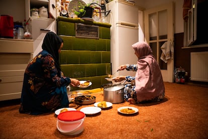 La hora de la comida es un momento de reunión familiar muy importante en la cultura afgana, en el que se generan extensas charlas y debates. En Fulda, la familia de Manzuri lo hace como lo ha hecho siempre: en el suelo, sentados en círculo y comiendo con la mano. En la imagen, mujeres de la familia hacen la comida.