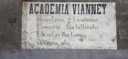 Cartel en la parroquia de San Juan Mar&iacute;a Vianney, en la calle Melcior de Palau, en el barrio de Sants de Barcelona. 