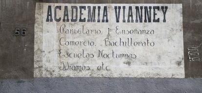 Cartel en la parroquia de San Juan María Vianney, en la calle Melcior de Palau, en el barrio de Sants de Barcelona.