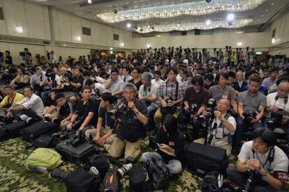 La sala de prensa abarrotada antes de la comparecencia de Miyazaki.