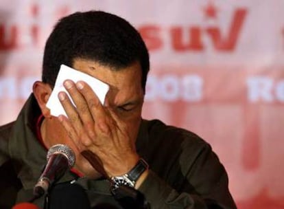 Hugo Chávez se limpia el sudor de la cara durante una conferencia de prensa en Caracas tras conocerse los resultados electorales.