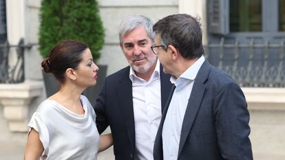 La ministra de Juventud e Infancia, Sira Rego, junto al presidente de Canarias, Fernando Clavijo, y el portavoz del PSOE, Patxi López, tras el registro de la proposición de ley en el Congreso, este lunes.