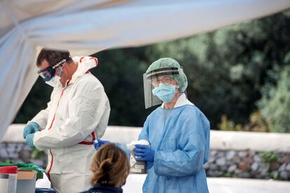 Sanitarios hacen pruebas rápidas para detectar la Covid-19, en el centro sanitario Canal Salat, de Ciutadella, Menorca