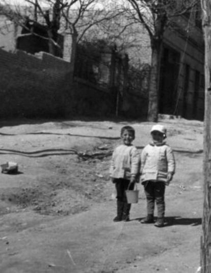 Dos niños jugando en la calle Timoteo Domingo.