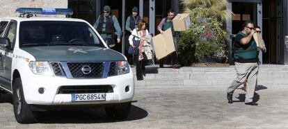 Guardias civiles en el registro del Ayuntamiento de Collado Villalba en la Operaci&oacute;n P&uacute;nica.