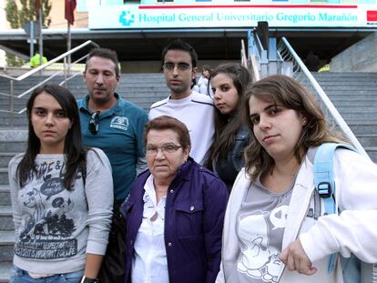 Familiares de Andrés de la Torre, infectado por legionela, en el Gregorio Marañón (Madrid).