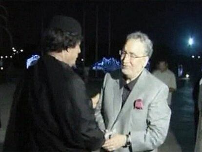 El líder libio, Muammar el Gaddafi, saluda a Abdelbaset al Megrahi, el viernes, en Trípoli.