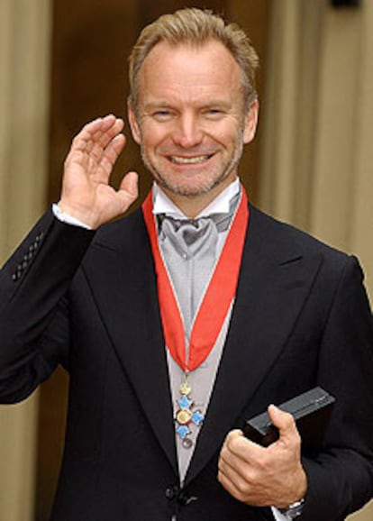 El cantante Sting, con la orden de comandante del Imperio Británico.