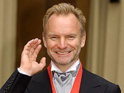 El cantante Sting, con la orden de comandante del Imperio Británico.