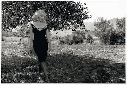 Inge Morath tom&oacute; esta instant&aacute;nea de la sensual Marilyn Monroe en 1960 durante el rodaje de Vidas rebeldes, dirigida por John Huston y basada en un drama escrito por Arthur Miller para la actriz, con quien entonces estaba casado. Morath se enamor&oacute; del escritor, que termin&oacute; separ&aacute;ndose de Marilyn y cas&aacute;ndose m&aacute;s tarde con la fot&oacute;grafa.