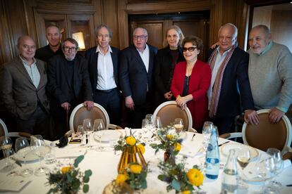 El jurado del premio Goncourt, reunido en un restaurante de París en marzo de 2020. Desde la izquierda, Pierre Assouline, Philippe Claudel, Patrick Rambaud, Pascal Bruckner, Didier Decoin, Camille Laurens, Francise Chandernagor, Eric-Emmanuel Schimtt y Tahar Ben Jelloun.