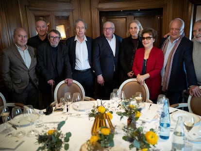 El jurado del premio Goncourt, reunido en un restaurante de París en marzo de 2020. Desde la izquierda, Pierre Assouline, Philippe Claudel, Patrick Rambaud, Pascal Bruckner, Didier Decoin, Camille Laurens, Francise Chandernagor, Eric-Emmanuel Schimtt y Tahar Ben Jelloun.