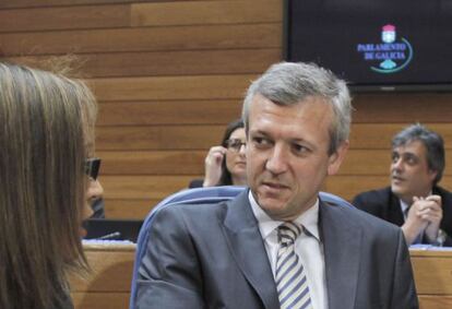 Alfonso Rueda conversa con la conselleira de Facenda, Elena Muñoz