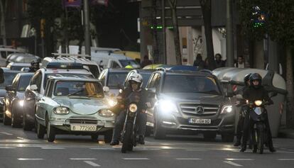 Un cotxe antic en un carrer de Barcelona.