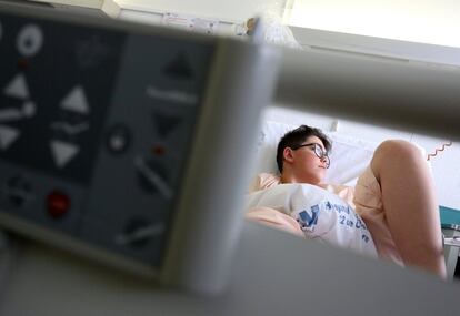 La familia vive de la pensión de la abuela y de subarrendar dos pisos que tiene en propiedad. “Los viajes son un desgaste económico y mental, pero que gracias al lado humano del hospital es agradable”. En la imagen, Carlos antes de ser operado.