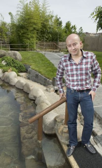 El empresario José Araujo, en las termas ourensanas de A Chavasqueira a las que lleva a sus clientes cuando compran un traje para una boda.