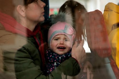 Ucrania: Mujeres refugiadas con sus hijos al llegar a Francia