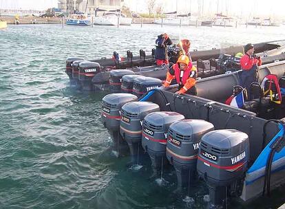 La tripulación de una lancha equipada con cinco motores se prepara para zarpar a Marruecos desde un puerto próximo a Perpiñán (Francia).