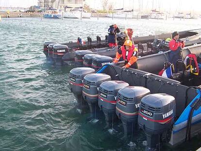 La tripulación de una lancha equipada con cinco motores se prepara para zarpar a Marruecos desde un puerto próximo a Perpiñán (Francia).