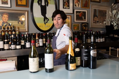 Roberto Fuertes, seleccionando vinos en El Bar.